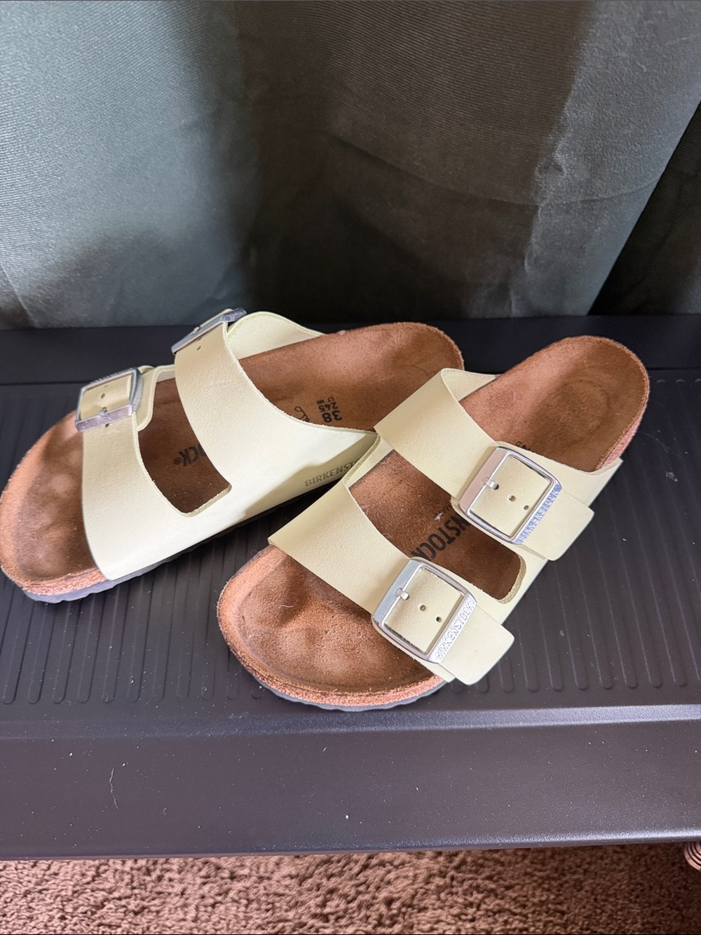 BIRKENSTOCK FADED LIME ARIZONA SANDALS SIZE 8 WOMENS WORN ONCE IN HOUSE